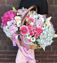 Цветочная композиция из Розы, Хризантемы, Пионы и Лизиантусы в корзине в Торбеево