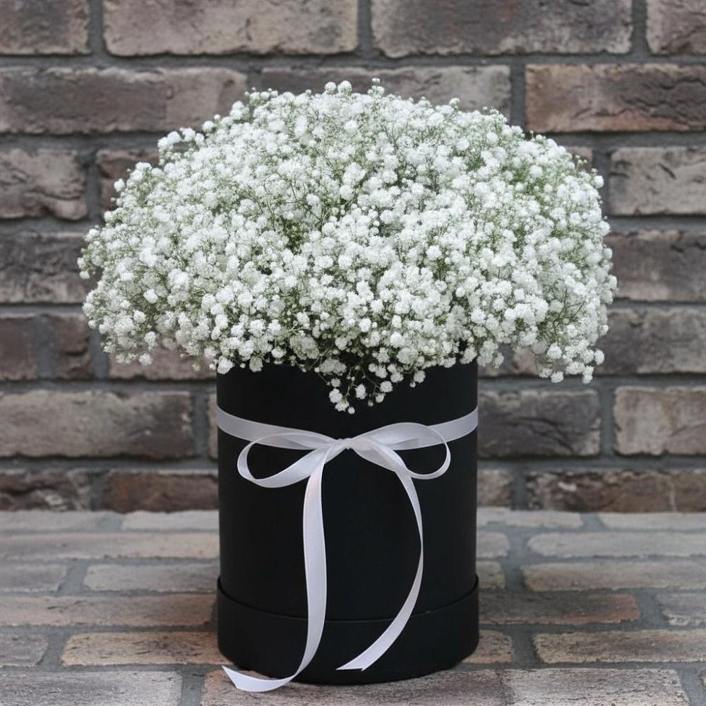 Цветочная композиция из Гипсофила в шляпной коробке в Торбеево