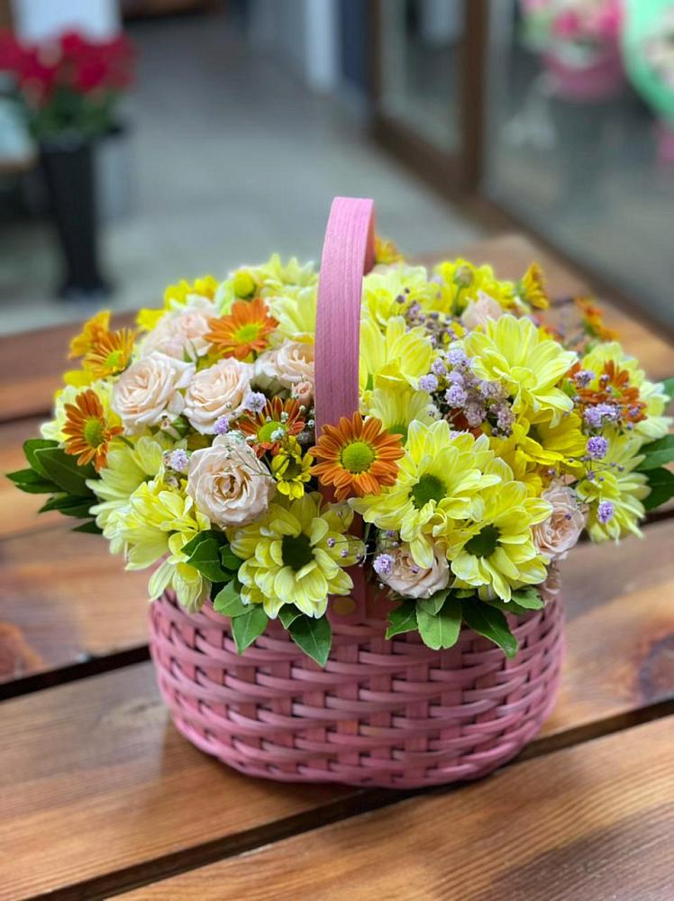 Цветочная композиция из Хризантемы и Розы в корзине в Торбеево