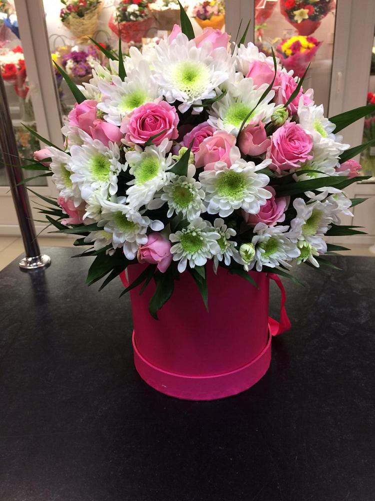 Цветочная композиция из Розы и Хризантемы в шляпной коробке в Торбеево